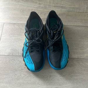 Men’s tennis shoes